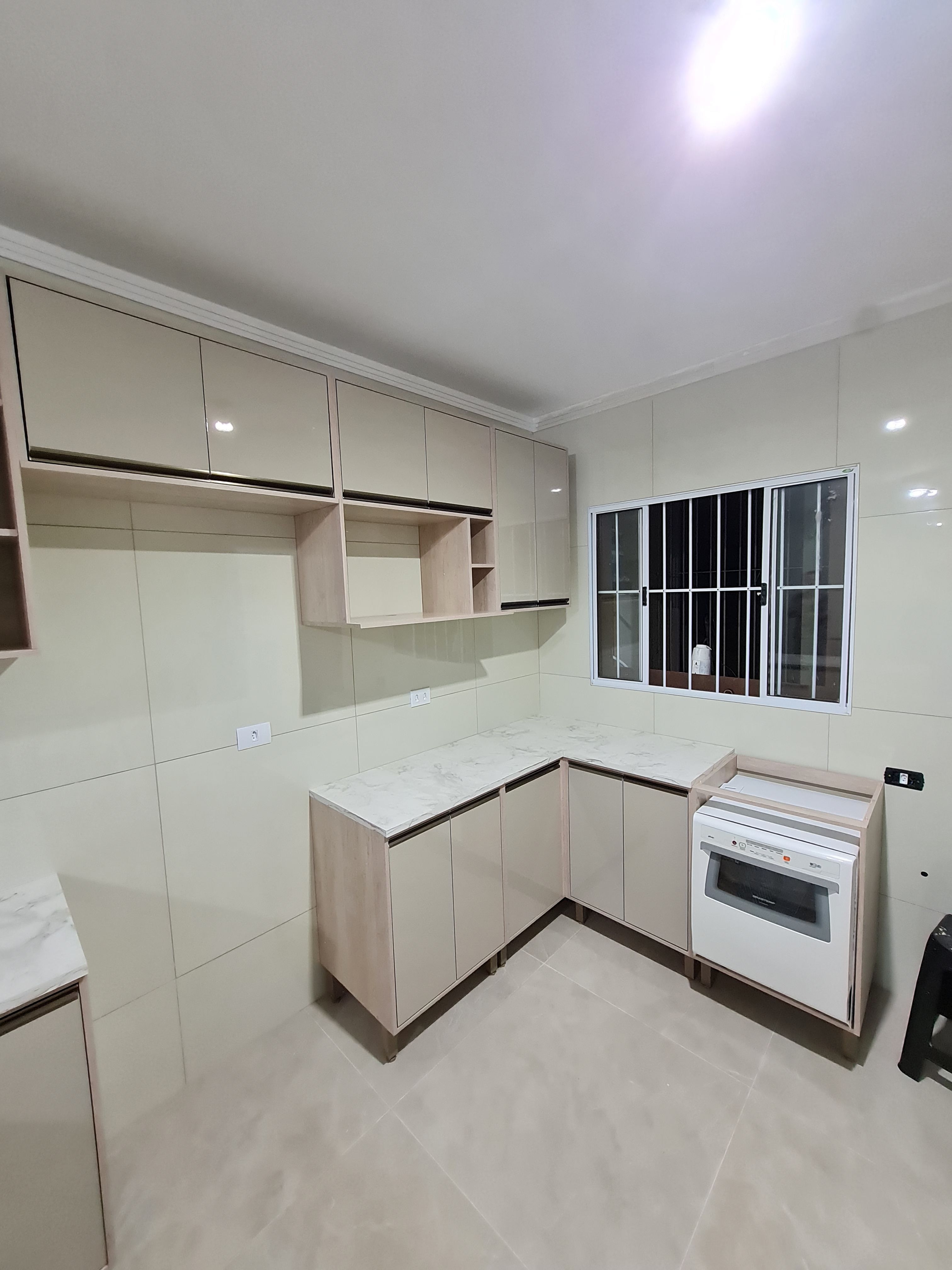Montagem de cozinha modulada com alinhamento e fixação profissional – atendimento em Itaquera e região.